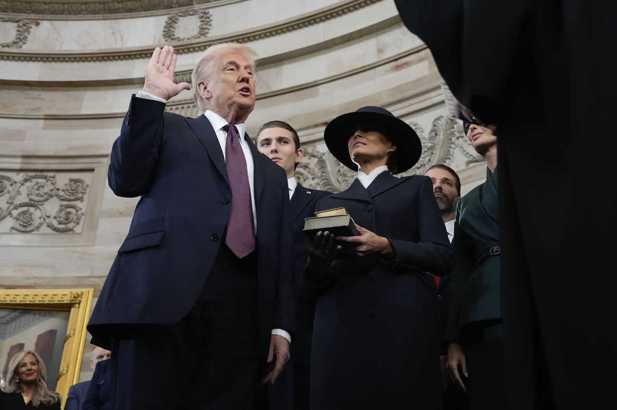 Donald Trump skladá prísahu.