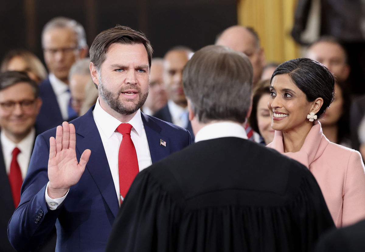 J. D. Vance skladá prísahu.