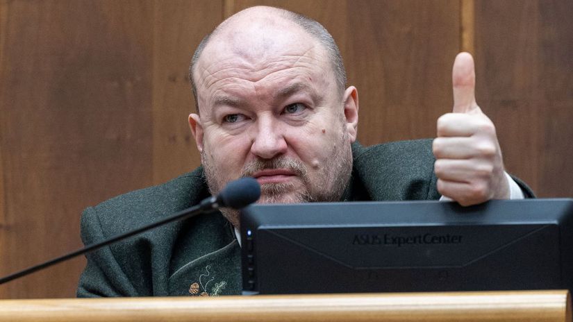 Poslanec Rudolf Huliak počas odvolávania vlády...