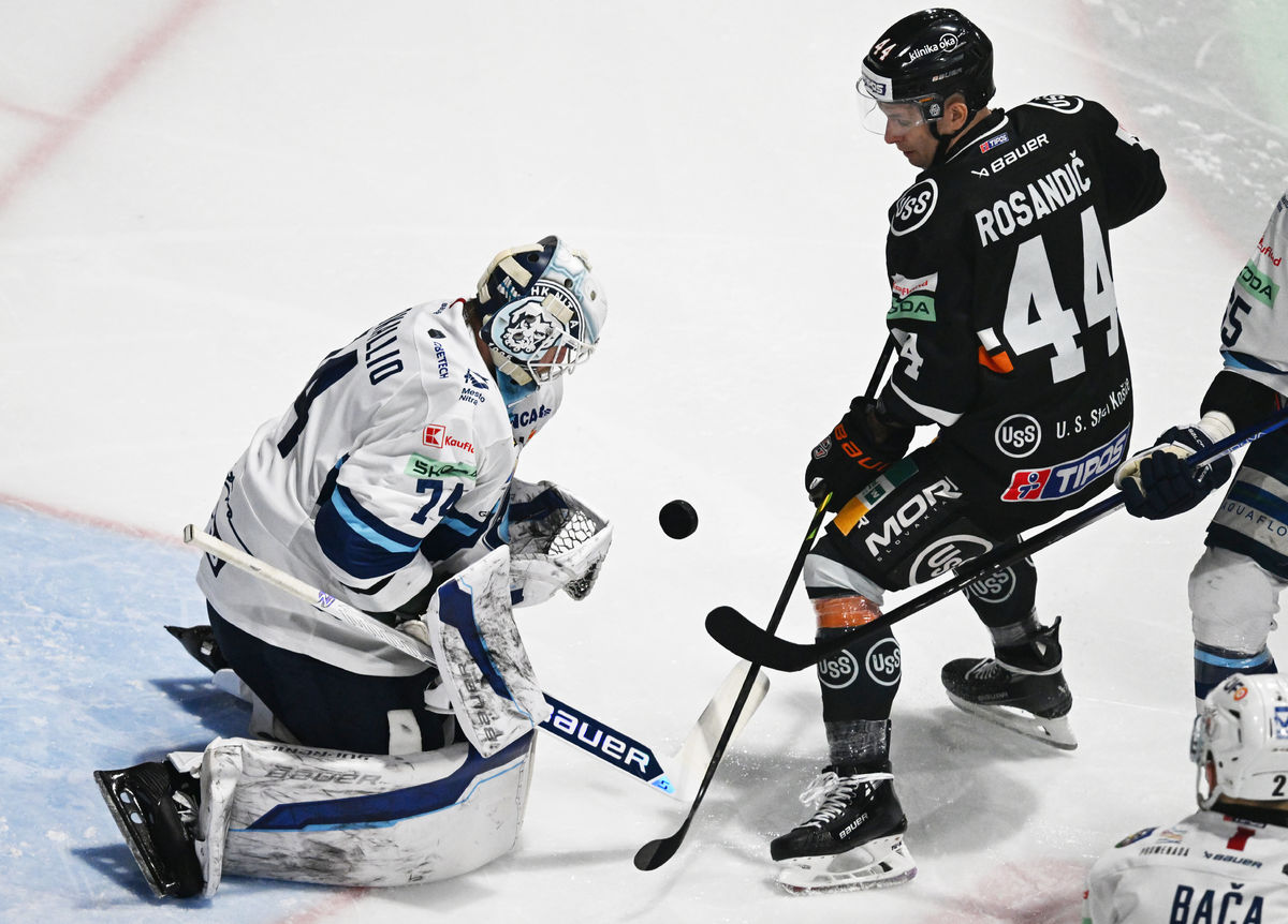 Sami Aittokallio (v bielom), zasahuje pred...