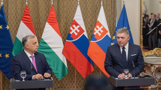 Maďarský premiér Viktor Orbán (vľavo) a premiér...