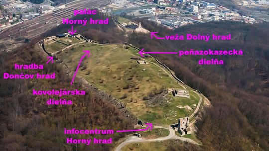 Letecký záber na Pustý hrad s vyznačením...