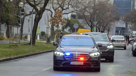 Prezidentská kolóna pred príchodom hlavy štátu...