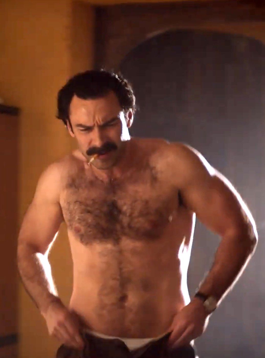 Herec Aidan Turner na zábere zo seriálu Rivali.