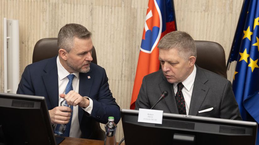 Peter Pellegrini a Robert Fico pred zasadaním...