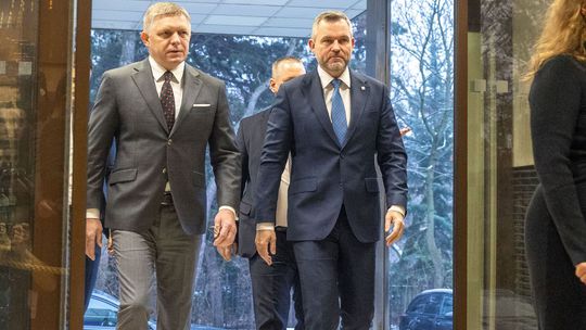 Robert Fico a Peter Pellegrini prichádzajú na...