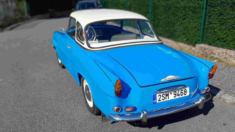 K dispozícii je okrem plátennej strechy aj...