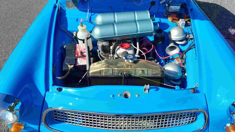 Pod kapotou je dvojkarburátorový motor s...