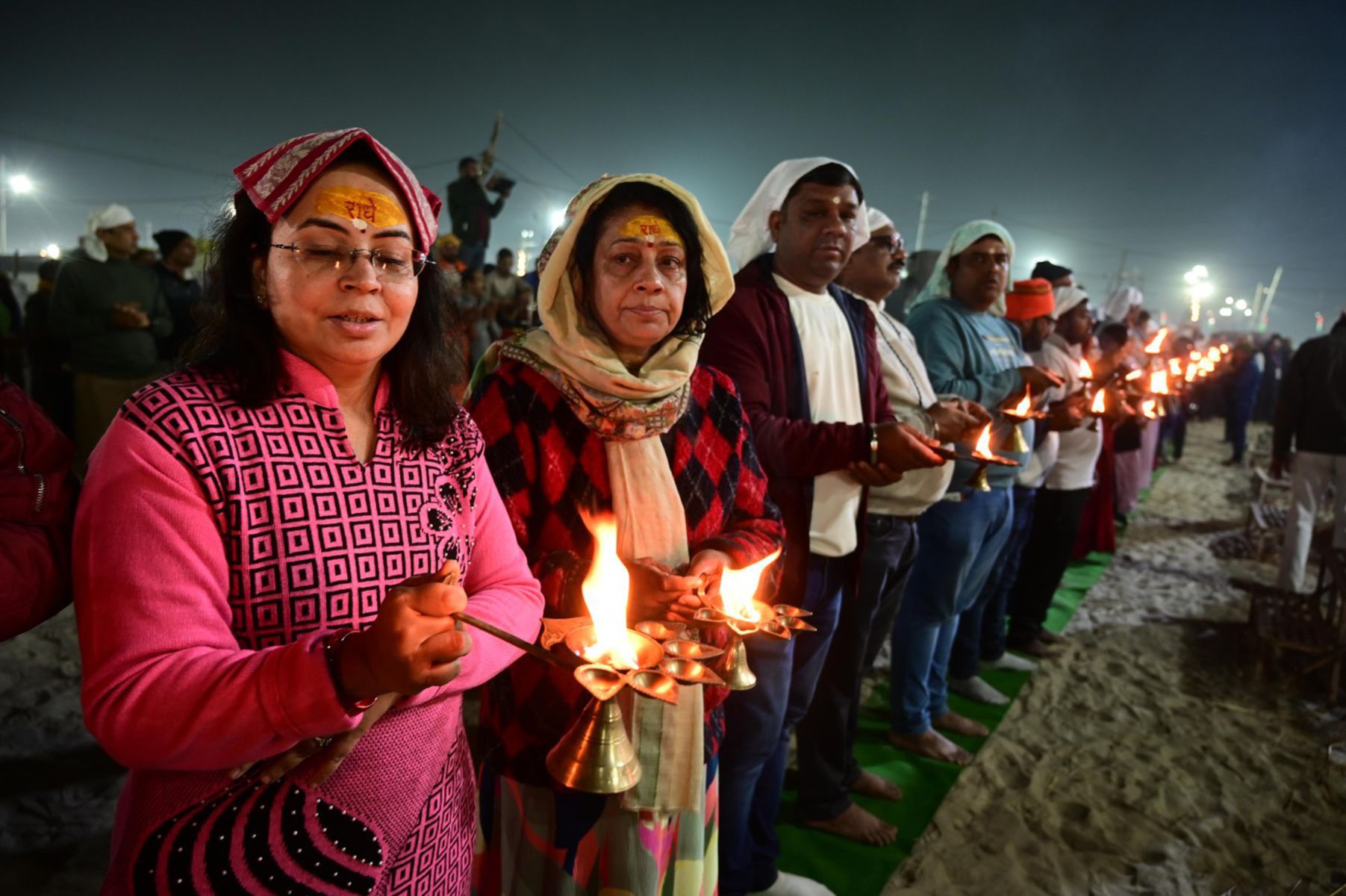 Oddaní počas obradu Ganga Arti v Sangame.