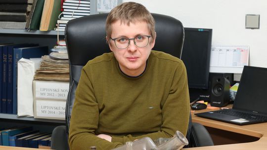 Kurátor Miroslav Nemec s predmetmi nájdenými v...