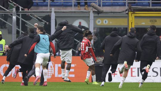 Hráči AC napínali San Siro až do nadstavenia, mestský rival si upevnil druhú priečku. Otáčať museli aj Rimania