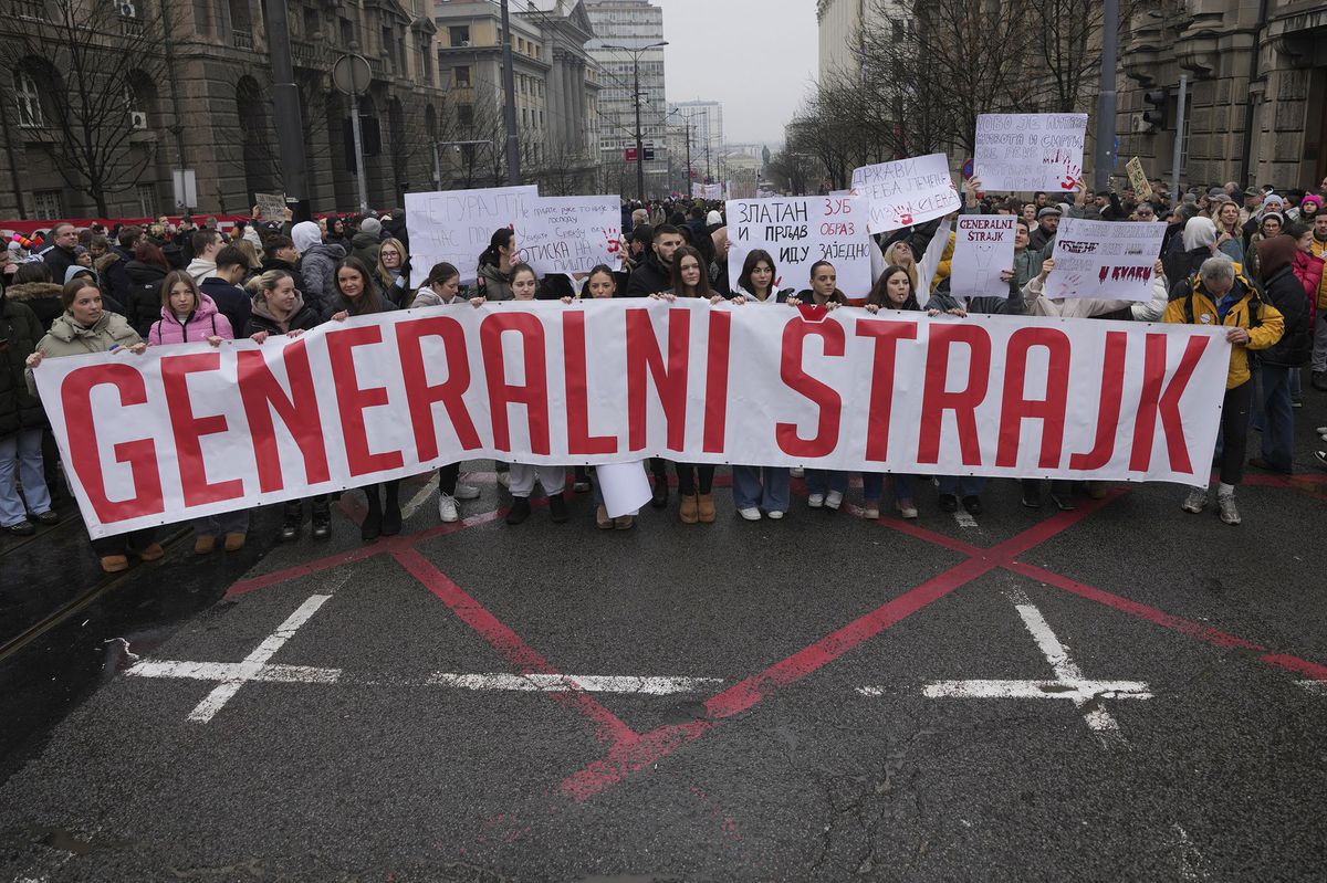 Srbskí študenti s banerom "Generálny...