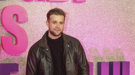 Herec Leo Woodall v značke Loro Piana na...