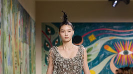 Modelka na prehliadke Dior Haute Couture...