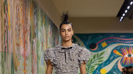 Modelka na prehliadke Dior Haute Couture...