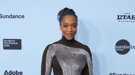 Britská herečka Naomi Ackie v kreácii Fendi...