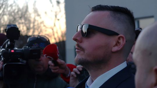 Daniel Bombic odchádza z budovy...