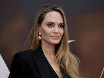 Angelina Jolie šokovala blonďavým mikádom....