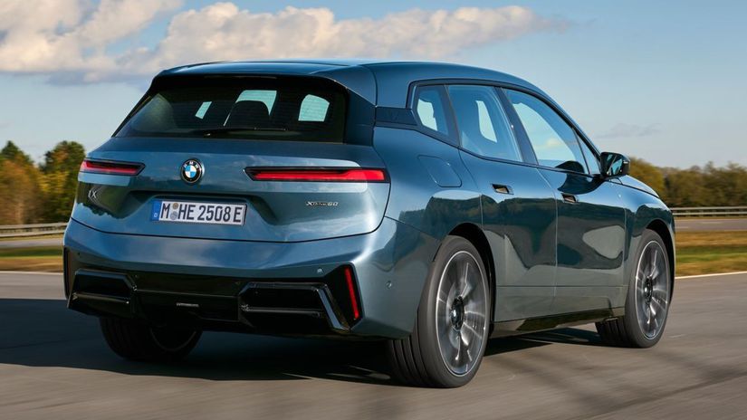 Aj vzadu dostalo BMW iX nový nárazník.
