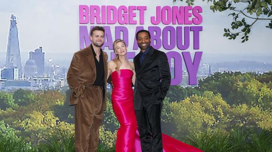 Herci (zľava) Leo Woodall, Renee Zellweger a...