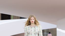 Modelka na prehliadke Chanel Haute Couture...