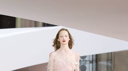 Modelka na prehliadke Chanel Haute Couture...