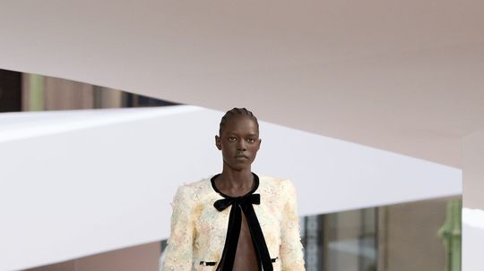 Modelka na prehliadke Chanel Haute Couture...