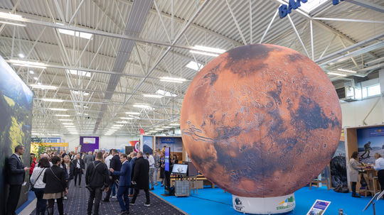 Ochutnávka údených špecialít v stánku zo salaša...