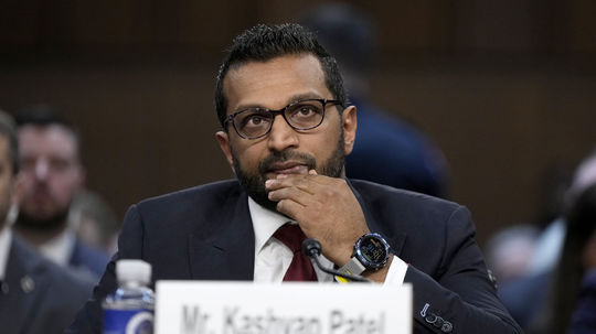 Hackeri s väzbami na Irán tvrdia, že sa nabúrali do e-mailu riaditeľa FBI