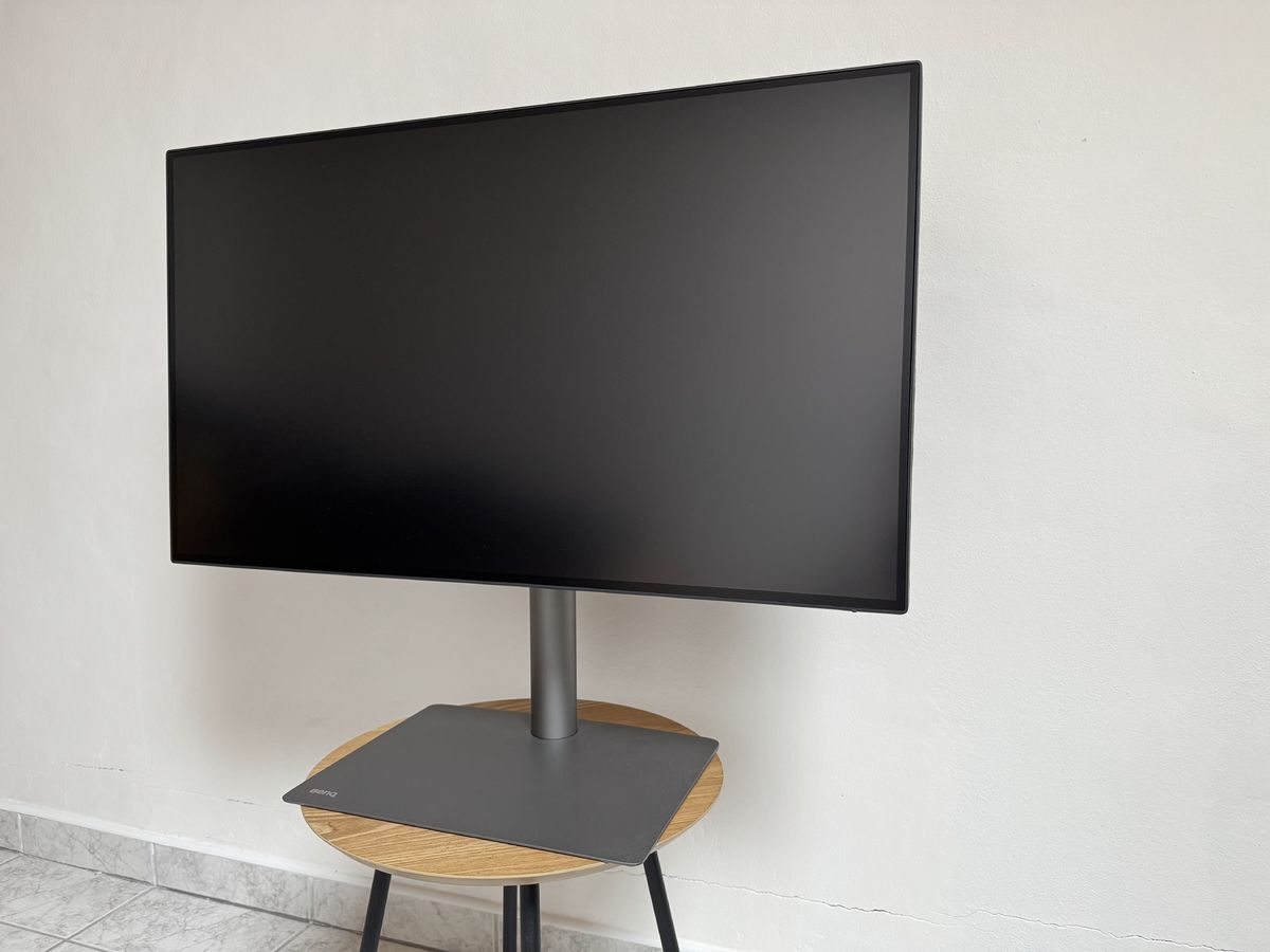 Monitor BenQ PD3225U má tenké rámiky a matný...