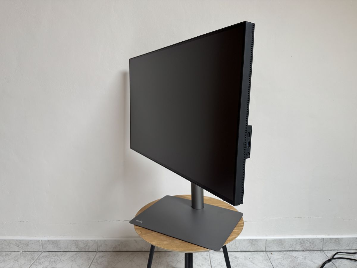 Monitor nepatrí medzi najtenšie, najmä v...