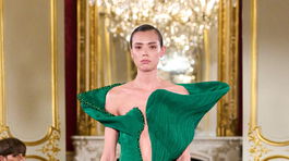 Modelka na prehliadke Lena Erziak Couture...