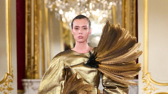 Modelka na prehliadke Lena Erziak Couture...