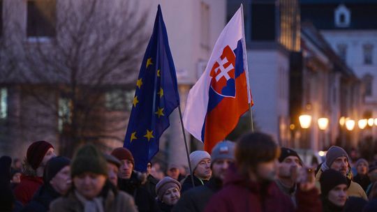 Eurobarameter: Dôvera v EÚ na Slovensku mierne narástla, ruská agresia na Ukrajine zostáva najväčšou výzvou