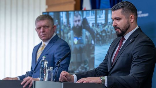 Premiér Robert Fico (vľavo) a šéf SIS Pavol...