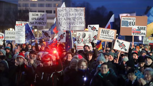 Demonštranti počas protestného zhromaždenia...