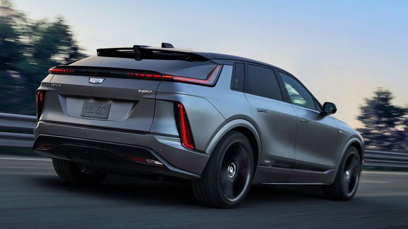 Špecifické sú aj matné 22-palcové disky kolies...