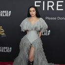 Charli XCX na 67. ročníku Grammy Awards v kreácii Jean Paul Gaultier.