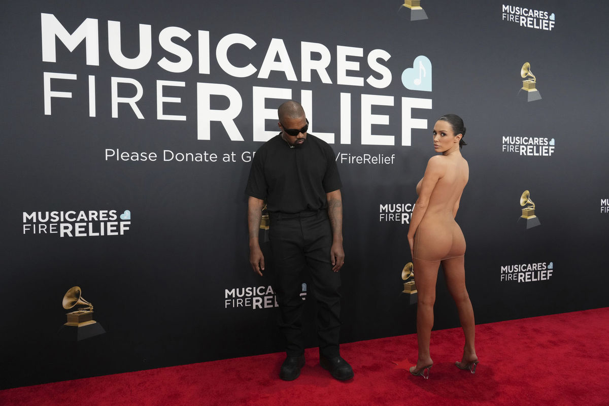 Raper Kanye West a jeho manželka Bianca Censori...