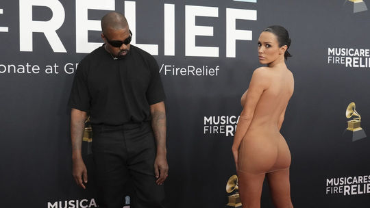 Raper Kanye West a jeho manželka Bianca Censori...
