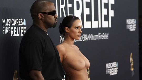 Raper Kanye West a jeho manželka Bianca Censori...