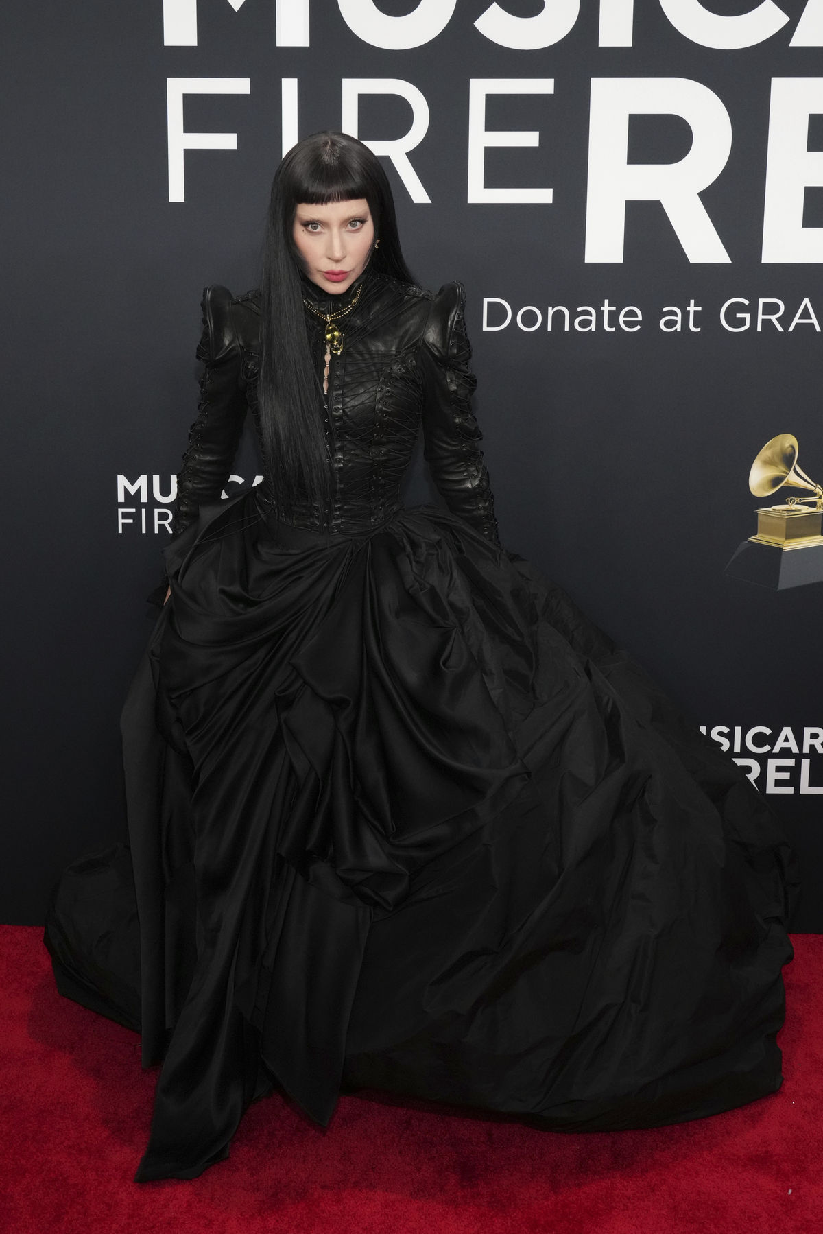 Speváčka Lady Gaga v kreácii od Samuela Lewisa.