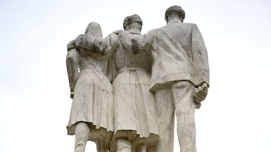 Zadná časť pamätníka pred začiatkom čistenia