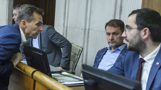  Kladenie si podmienok je symptómom nezodpovedných politikov, matovičovci to robia pravidelne, tvrdí politológ