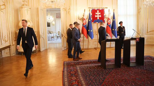 Lídri politických strán po stretnutí u...