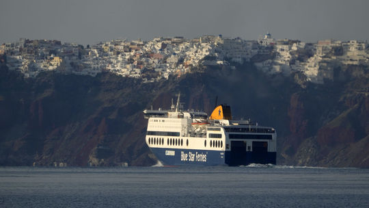 Trajekt odchádza zo Santorini do aténskeho...