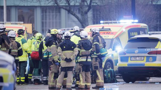 Policajti a záchranári zasahujú na mieste...