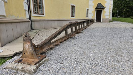 Nosník reťazového mosta v Budapešti je v...