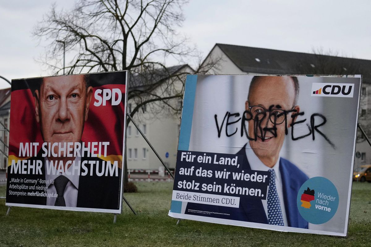 Pohľad na volebné bilbordy s predsedami SPD...