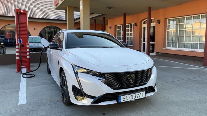 Náš Peugeot e-308 SW sme preverili na nabíjačke...